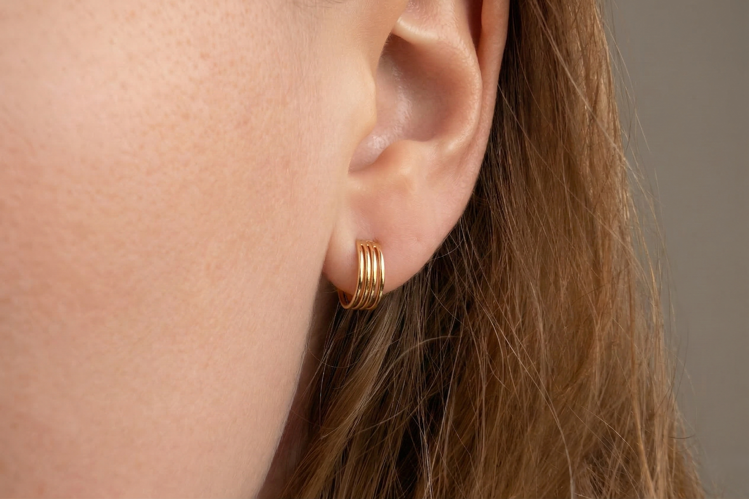 18K guldörhängen halvcreoler flerradig studs på modell, äkta guld dam
