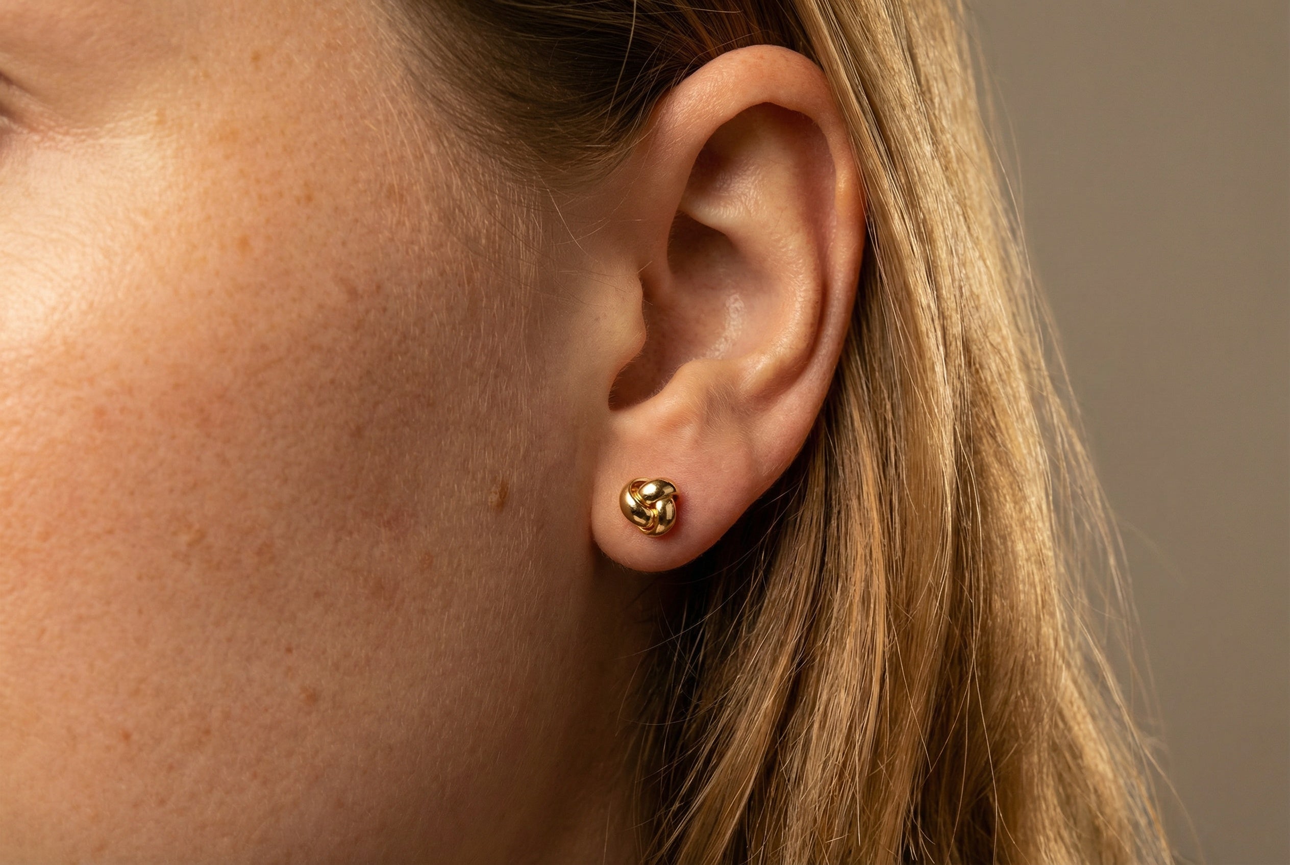 18K guldörhängen knut studs på modell, äkta guld dam