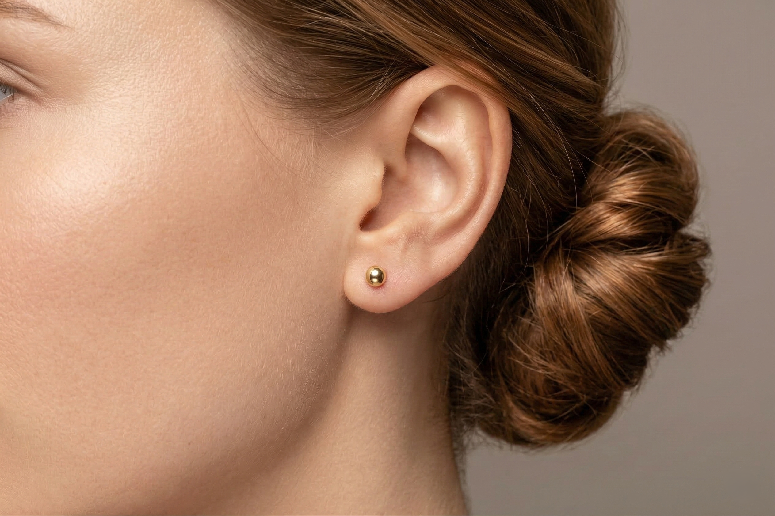 18K guldörhängen med kula studs på modell, äkta guld dam