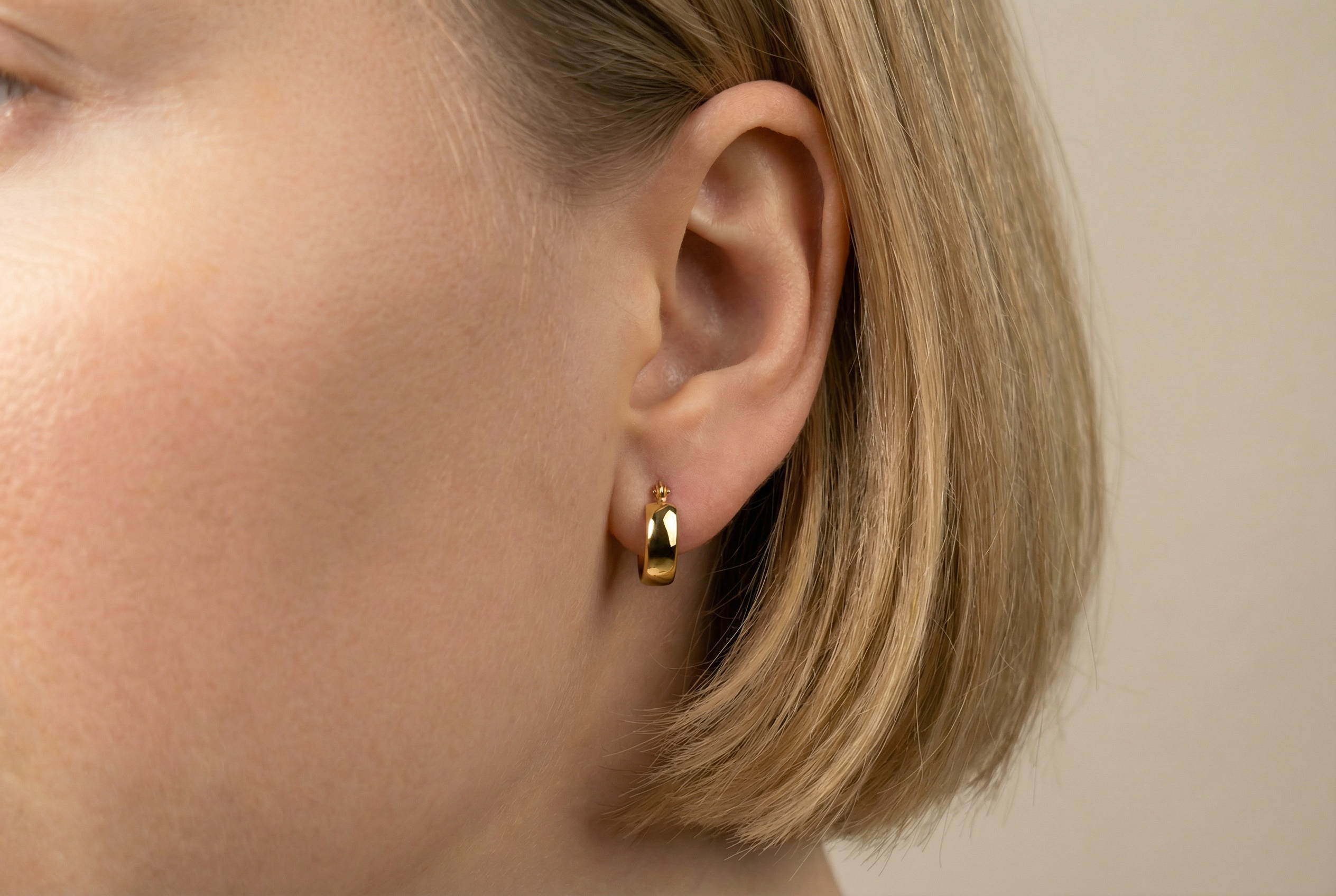 18K guldörhängen breda facetterade creoler på modell, äkta guld dam