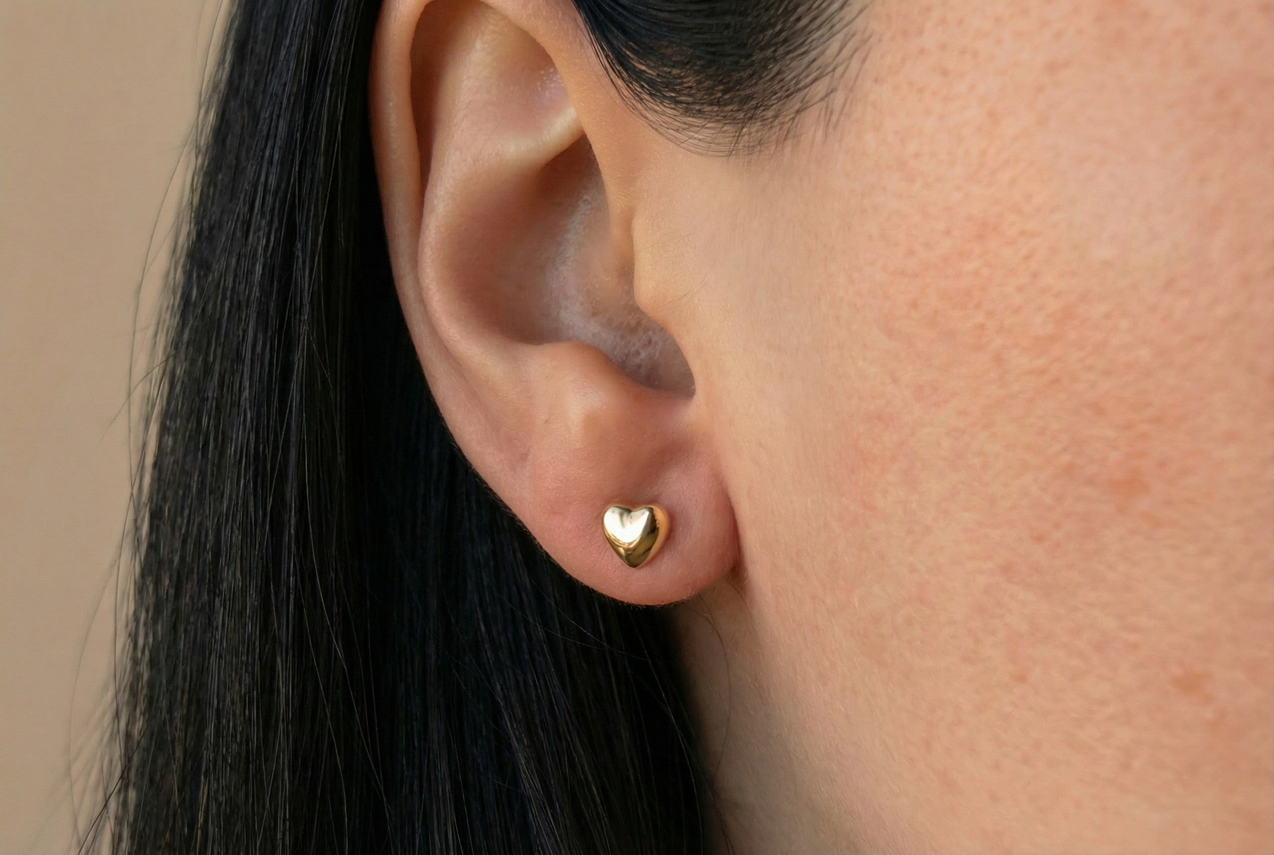 18K guldörhängen hjärta studs på modell, äkta guld dam