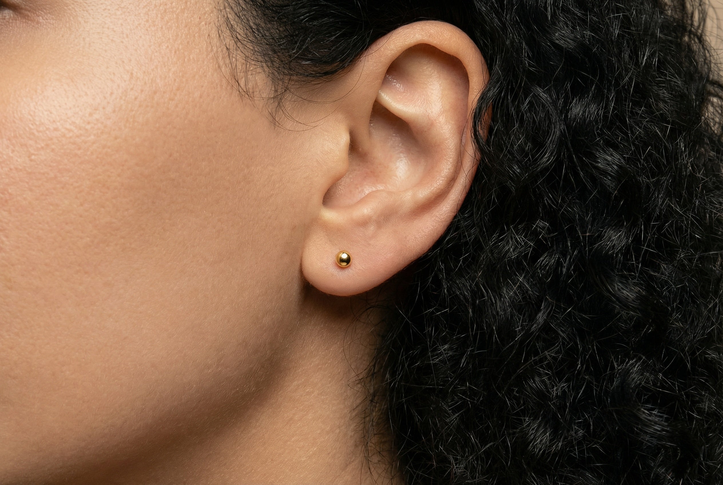 18K guldörhängen kula 3mm studs på modell, äkta guld dam