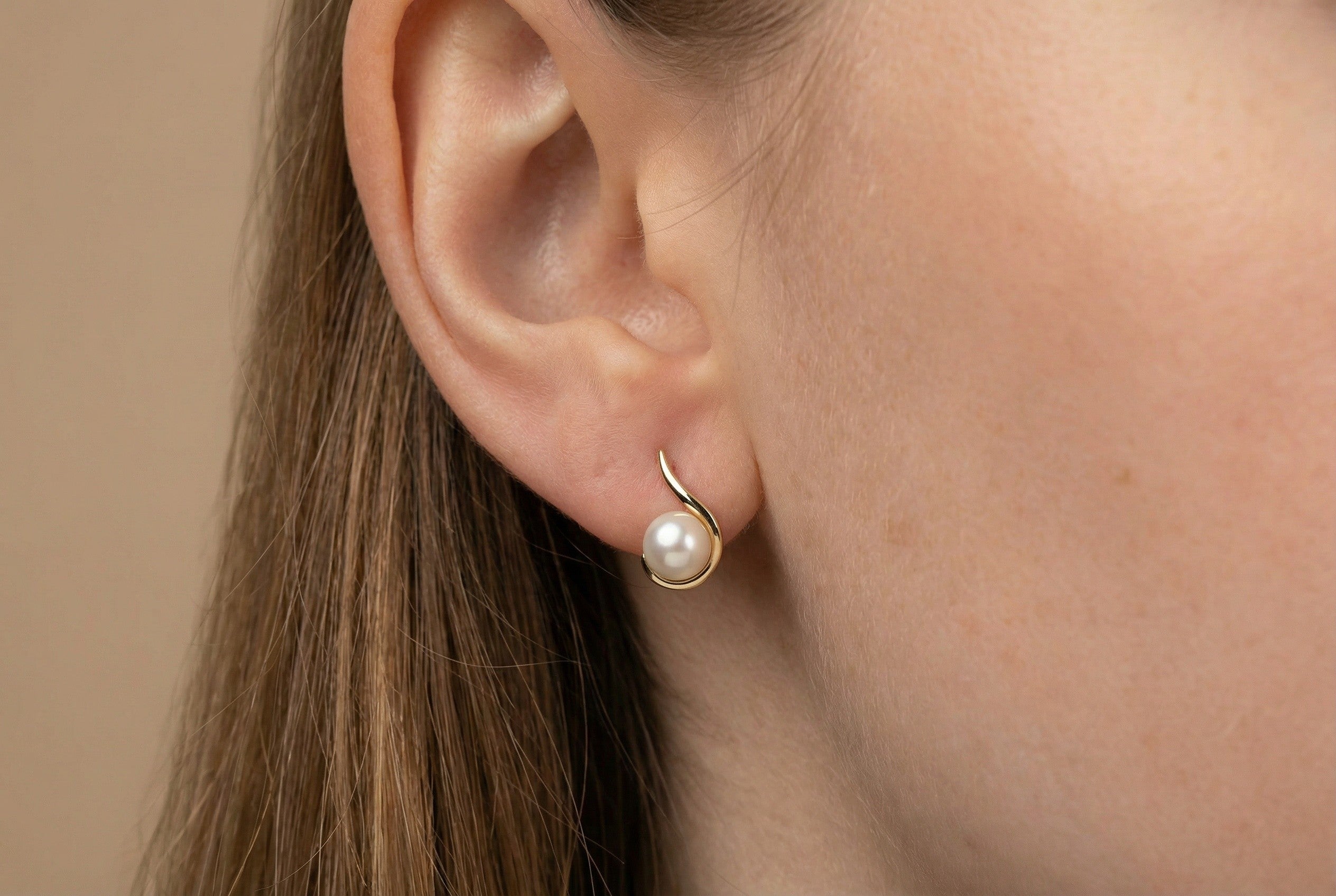 18K guldörhängen med sötvattenpärlor och böjd infattning studs på modell, äkta guld dam