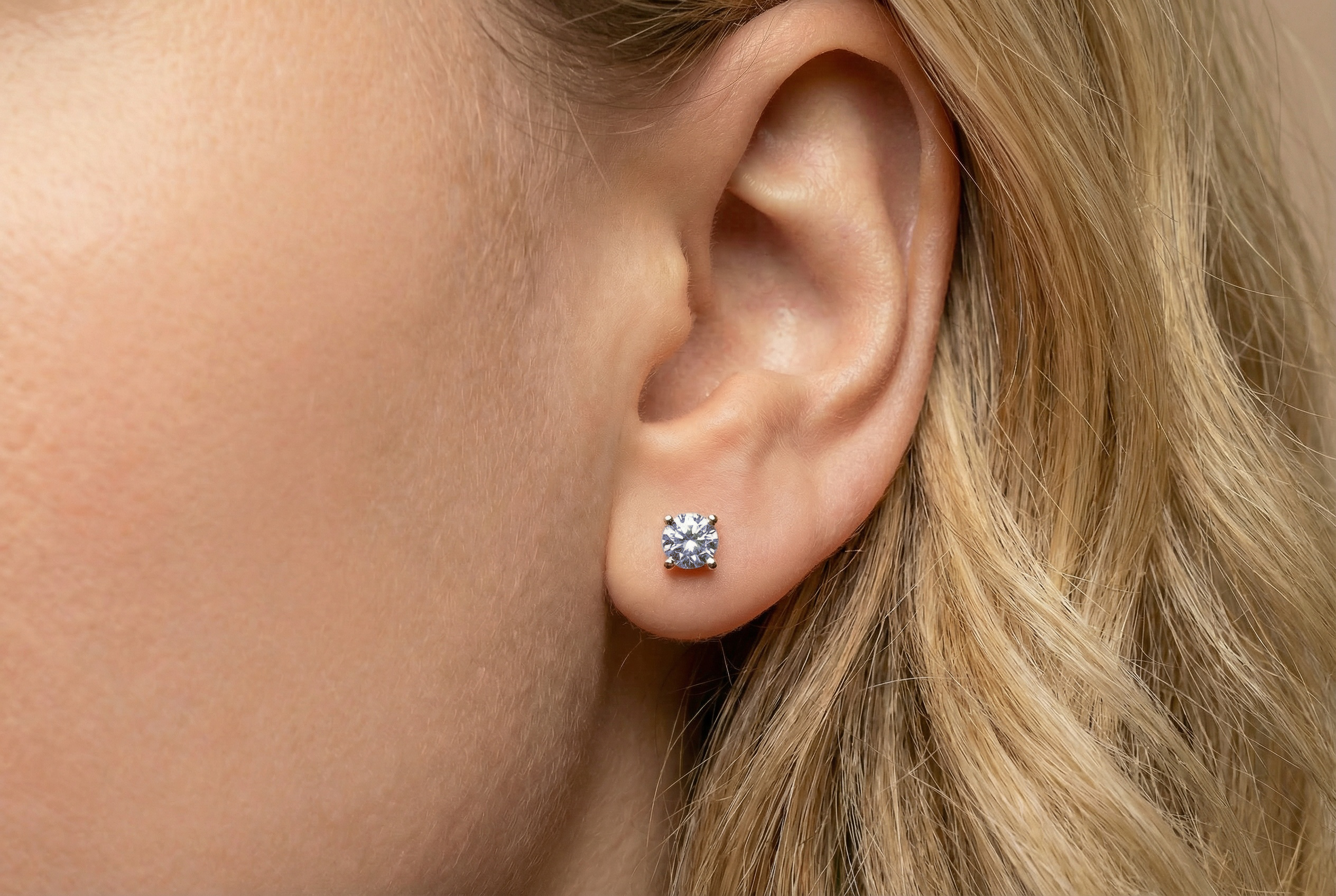 18K guldörhängen med fyrkantig zirkonia i kloinfattning studs på modell, äkta guld dam